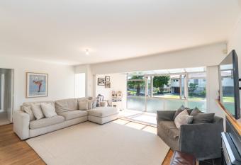 Golfers Beach House has Balcony rooms