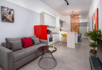 Theo s Cozy Apartment near Athens airport allows 18 year olds to book a room