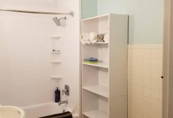 Two blocks from UE, two bedroom entire house has Balcony rooms