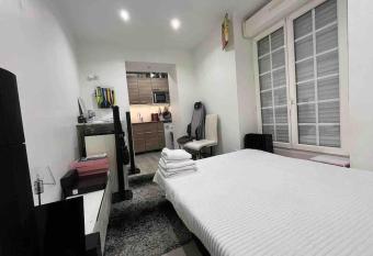 Beau studio tout confort allows 18 year olds to book a room