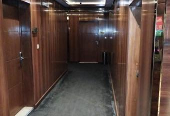                     has rooms with a private hot tub