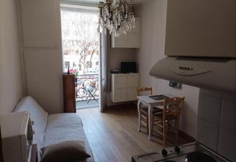 Agr  able studio centre-ville allows 18 year olds to book a room