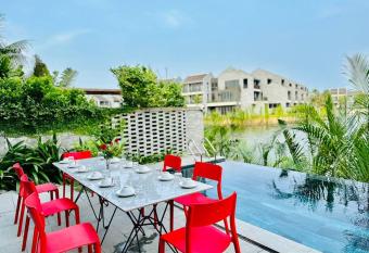 5 star Villa Casamia Hoi An has rooms with a private hot tub