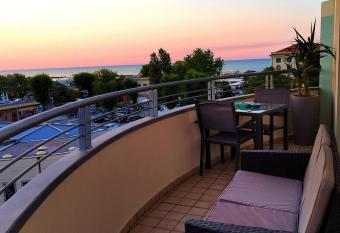 Appartamento con terrazze vista mare e canale. has Balcony rooms