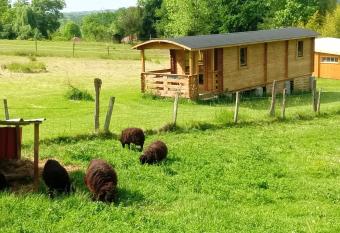 Roulotte toute   quip  e has Balcony rooms