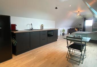 Le Steent Je has rooms with a private hot tub