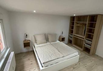 Zentrale Ferienwohnung Bensheim allows 18 year olds to book a room