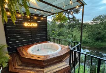A-Frame, Rio Celeste in premises and close to park has rooms with a private hot tub