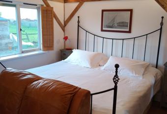 The Bothy - Studio Oak Frame Barn in Rural AONB allows 18 year olds to book a room