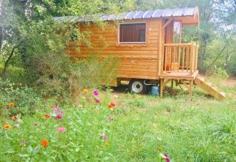 Roulotte Un temps pour soi allows 18 year olds to book a room