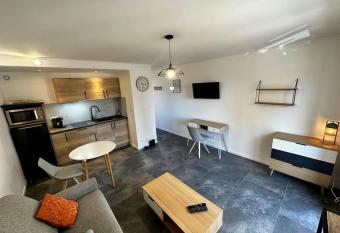 Studio   quip   avec balcon allows 18 year olds to book a room