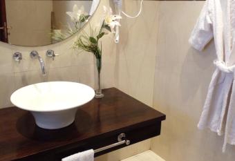 Infinit Home Duplex entero allows 18 year olds to book a room