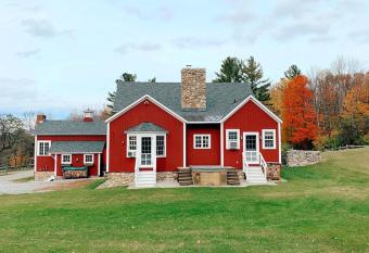 Historic Renovated Barn at Boorn Brook Farm - Manchester Vermont has rooms with a private hot tub