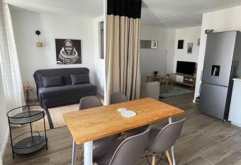 Tr  s bel appartement, port Sanary, allows 18 year olds to book a room