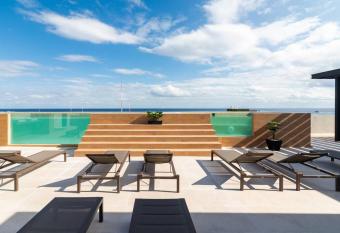 Cozy 5th Avenue Apt - Distrito Corazon C4 has rooms with a private hot tub