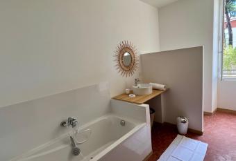 La Maison de Lola has rooms with a private hot tub