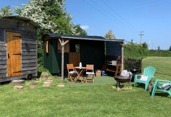 Willowdene shepherds hut has Balcony rooms
