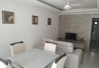 Casa mobiliada pr  ximo a praia da Enseada das Gaivotas- Rio das Ostras has Balcony rooms