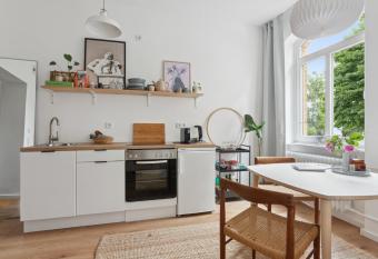 City Apartment! Bahnhof Kongress zentral   PNV allows 18 year olds to book a room