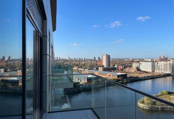 Waterside Retreat: Luxury Canal-Side Apartment in Manchester with Balcony has Balcony rooms