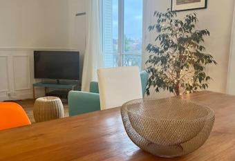 2 bedrooms - Parisian style - 25 min from ch  telet has Balcony rooms