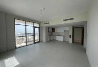 Luxury shared next to Airport has rooms with a private hot tub