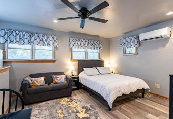 Sea Cave, OBX gem, private studio, couple's nest! has Balcony rooms