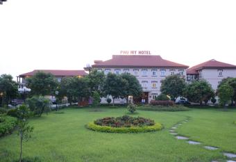 Kh  ch s   n Ph   M    allows 18 year olds to book a room