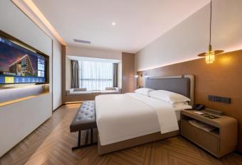 Guangzhou Baiyun Airport MeHood Liz Hotel T1 Free Shuttle Bus has rooms with a private hot tub