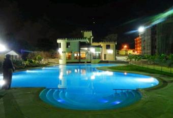 ALFA HOMES @SUNSET PARADISE has rooms with a private hot tub