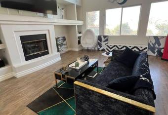 Luxury Mini Mansion In LV-15 min from Strip has Balcony rooms