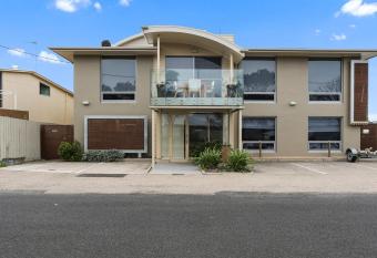 Lake Suite Metung allows 18 year olds to book a room