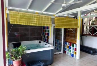 Grande maison type Nouvelle-Orl  ans has rooms with a private hot tub