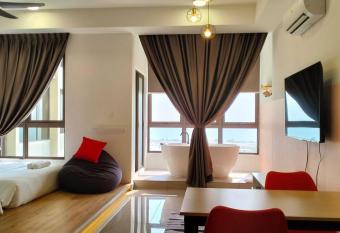 NEW Cozy Seaview Bali Residences Studio 4pax near Jonker has rooms with a private hot tub