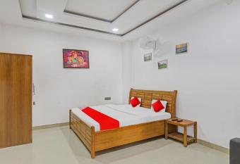 OYO Flagship 81099 Shri Niketan allows 18 year olds to book a room