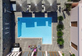 Antzy Sea Side View has rooms with a private hot tub