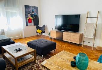 Lovely 1-bedroom condo strict center. Large rooms. allows 18 year olds to book a room