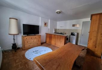 Appartement paisible T1 de 38m2, Nantua allows 18 year olds to book a room