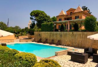 19th century traditional Mansion with shared swimming pool has Balcony rooms