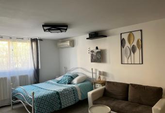 Ravissante suite avec jacuzzi has rooms with a private hot tub