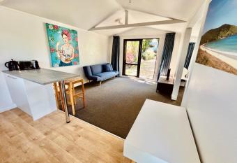 Sunny & Spacious Palm Beach Cottage has Balcony rooms