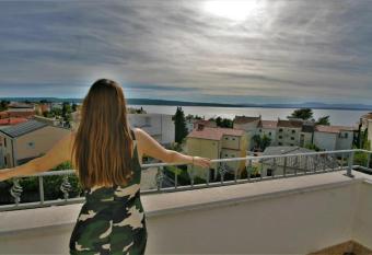 Apartments Lonzor III has Balcony rooms