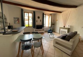 LA GRENILLE allows 18 year olds to book a room