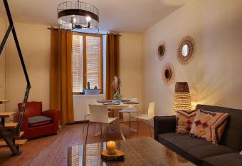 Duplex boh  me chic allows 18 year olds to book a room