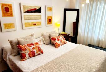 Amigui  os, Amplia Vivienda Con Parking Al Lado De La Playa allows 18 year olds to book a room