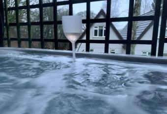 3 bed holiday home with hot tub has Balcony rooms