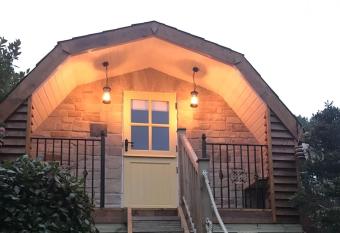 Bumble Bee Cottage has Balcony rooms