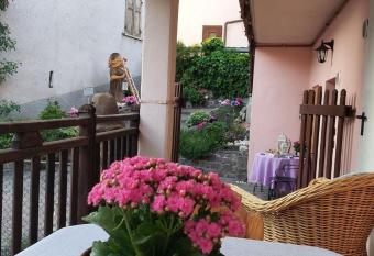 La Canonica di Casa Bernardi: Una romantica dimora dal fascino antico allows 18 year olds to book a room