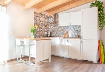 D  pendance 6 allows 18 year olds to book a room