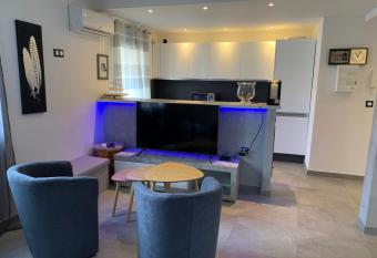 Grand studio tr  s agr  able avec bar, cuisine et terrasse has Balcony rooms